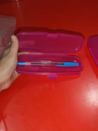 Estuche de gafas rosas y vienen cuatro estuches