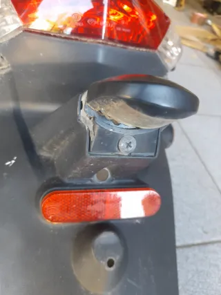 Portamatrículas y piloto trasero Peugeot Tweet