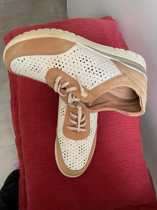 Zapatos de piel beige, refuerzos en color tostado
