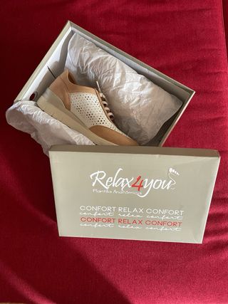 Zapatos de piel beige, refuerzos en color tostado