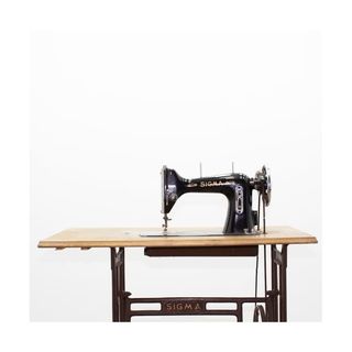 Máquina de coser Sigma con mesa C757