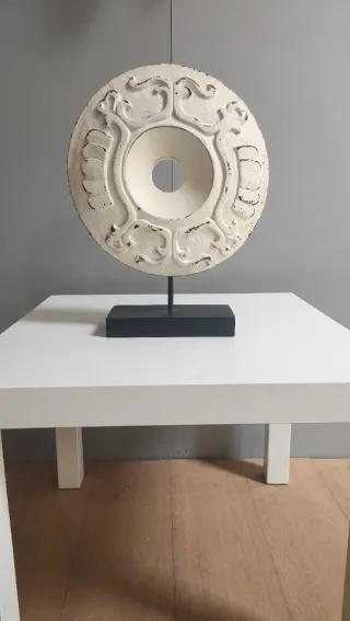 Escultura Decorativa Disco Tallado con Soporte