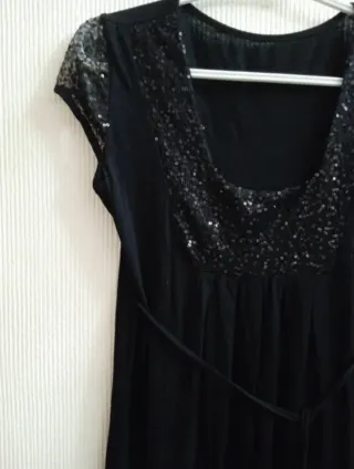 Top negro largo con lentejuelas.