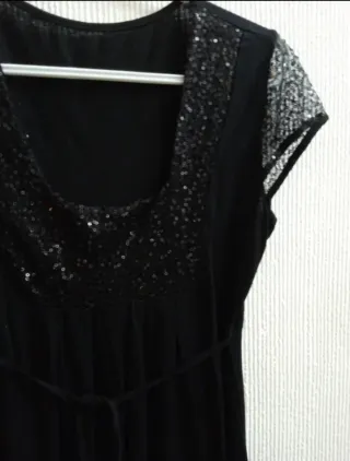 Top negro largo con lentejuelas.