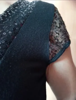 Top negro largo con lentejuelas.