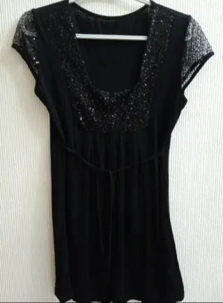 Top negro largo con lentejuelas.