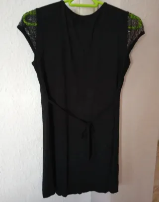 Top negro largo con lentejuelas.