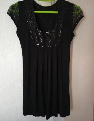 Top negro largo con lentejuelas.