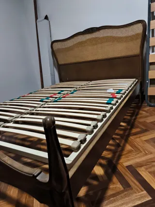 Cama de madera 135cm con cabecero de ratán