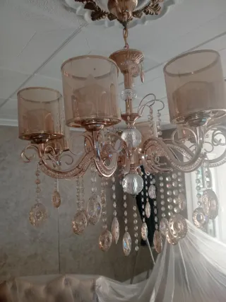 Lámpara de araña dorada con cristales