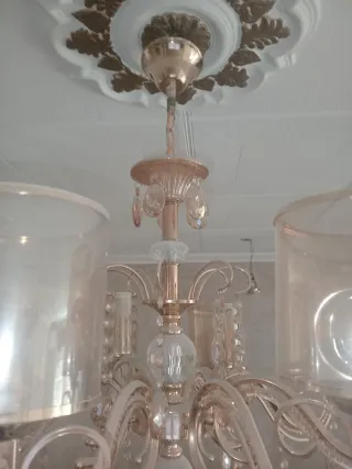 Lámpara de araña dorada con cristales