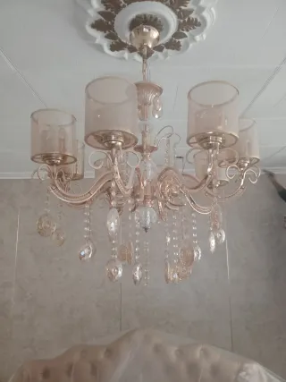 Lámpara de araña dorada con cristales