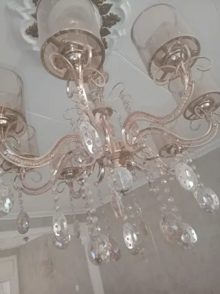 Lámpara de araña dorada con cristales