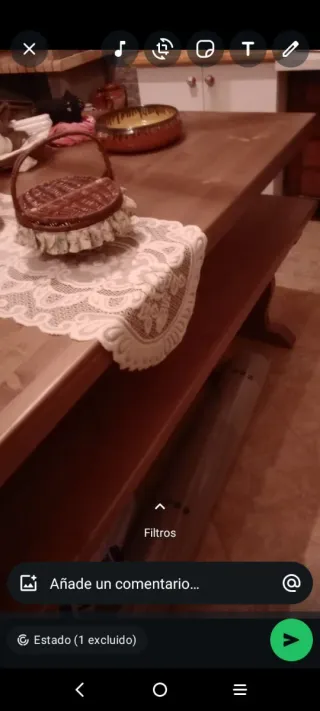 Mesa de bodega con 2 bancos