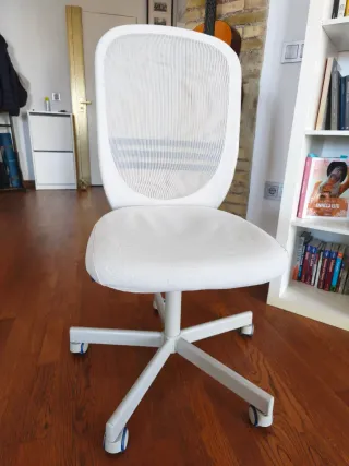 Silla de oficina beige con respaldo de malla
