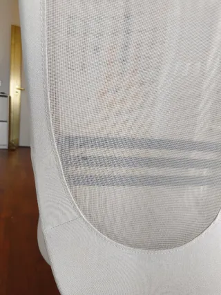 Silla de oficina beige con respaldo de malla