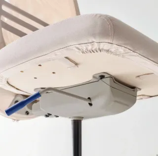 Silla de oficina beige con respaldo de malla