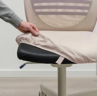 Silla de oficina beige con respaldo de malla