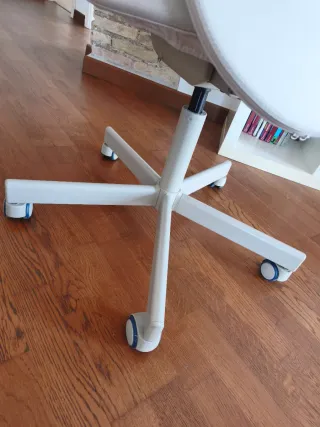 Silla de oficina beige con respaldo de malla