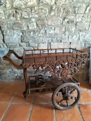 Botellero de madera tallada con ruedas