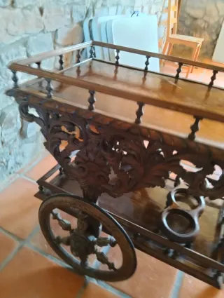 Botellero de madera tallada con ruedas