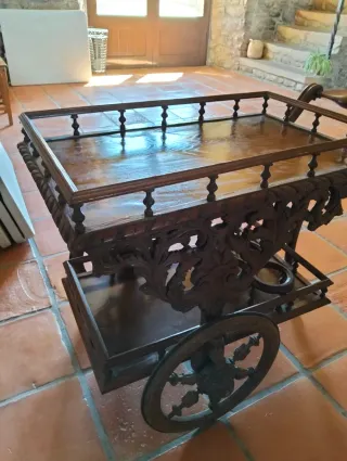 Botellero de madera tallada con ruedas