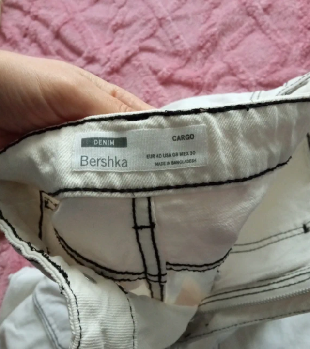 Pantalón Cargo Blanco Bershka - Contrast Stitch