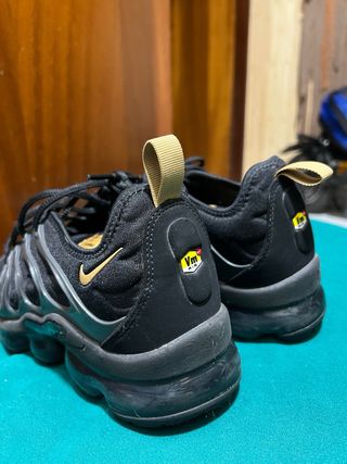 Nike Air Vapormax Plus Negras Doradas