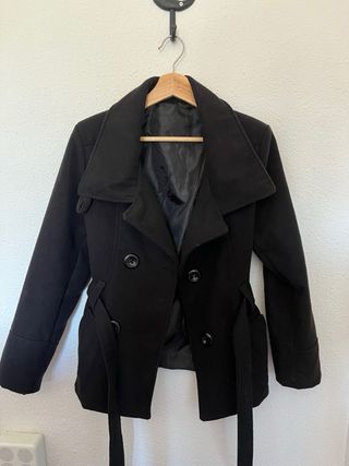 Gabardina negra con cinturón