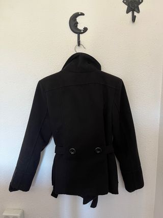 Gabardina negra con cinturón