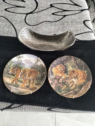 Platos decorativos tigresres y centro de mesa ,dia