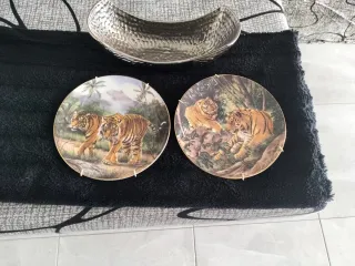 Platos decorativos tigresres y centro de mesa ,dia