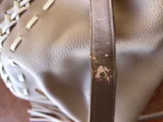 Borsa a spalla beige con frange