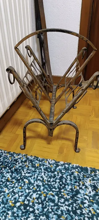 Revistero forja antiguo