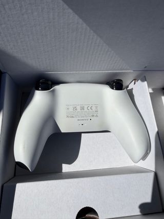 Playstation 5 con controller, gioco e scatola