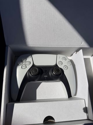 Playstation 5 con controller, gioco e scatola