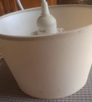 Lámpara de techo beige y blanca