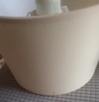 Lámpara de techo beige y blanca