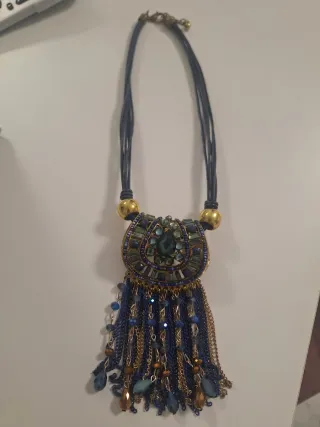 Collar con colgante de piedras