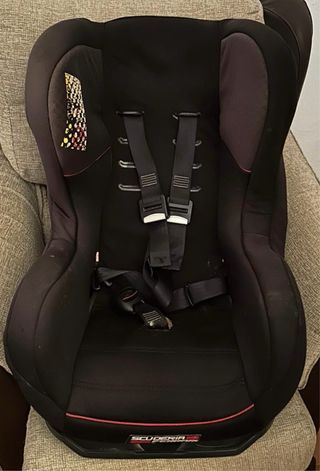 Sillita de coche negra
