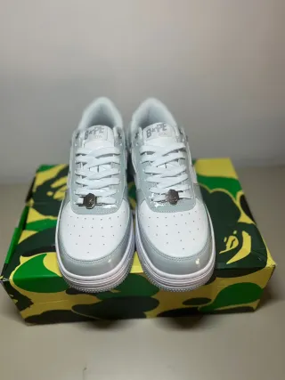 Zapatillas BAPE grises y blancas