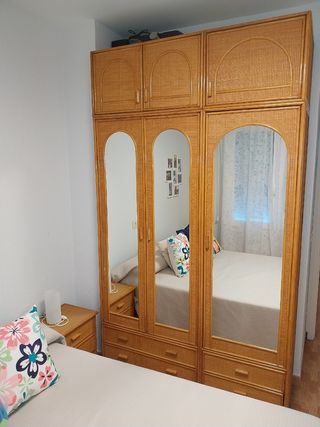Cama 135x190 con base tapizada ,armario y una mesi