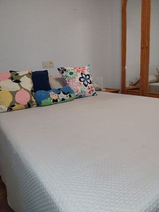 Cama 135x190 con base tapizada ,armario y una mesi