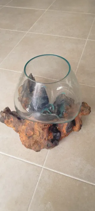 Jarrón vidrio fundido y madera