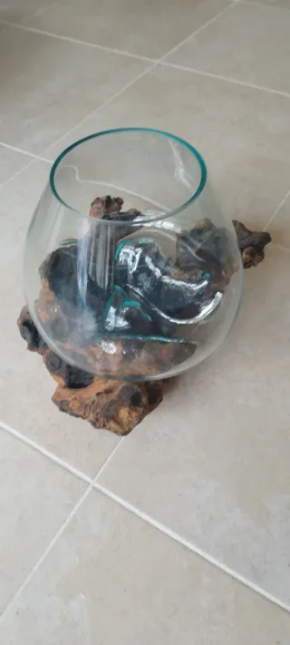 Jarrón vidrio fundido y madera