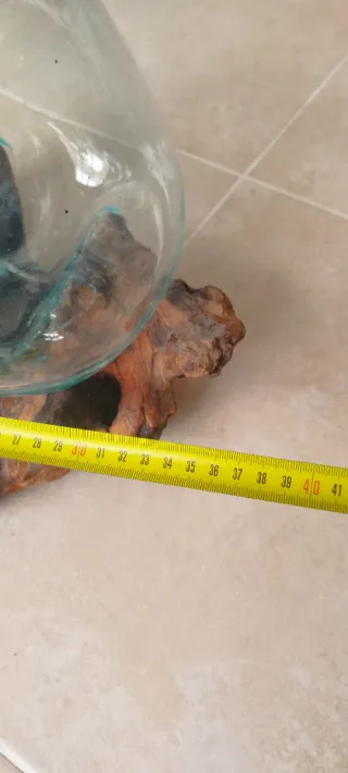 Jarrón vidrio fundido y madera