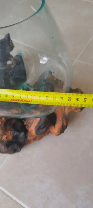 Jarrón vidrio fundido y madera