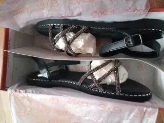 Sandalias negras con pedrería