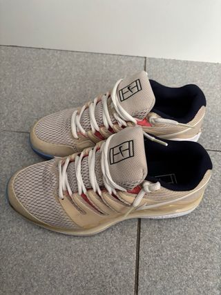 Zapatillas Nike Beige y Blanco