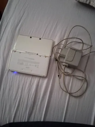 Nintendo 3DS Blanca con Cargador y Lápiz